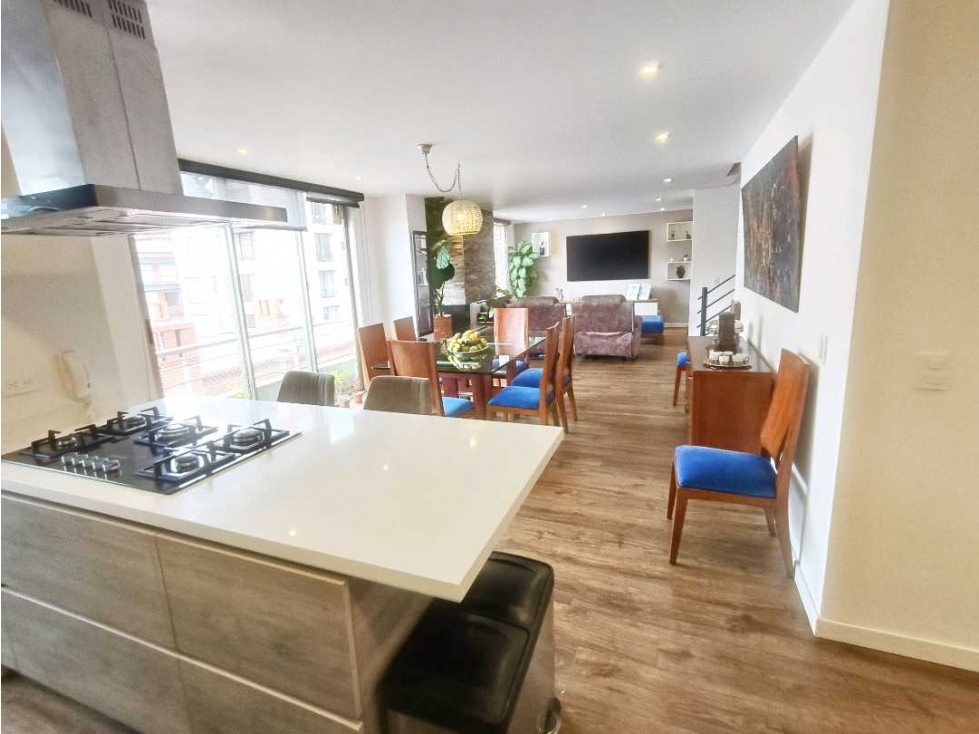 Vendo Chicó duplex remodelado 2 alcobas con baño +estudio