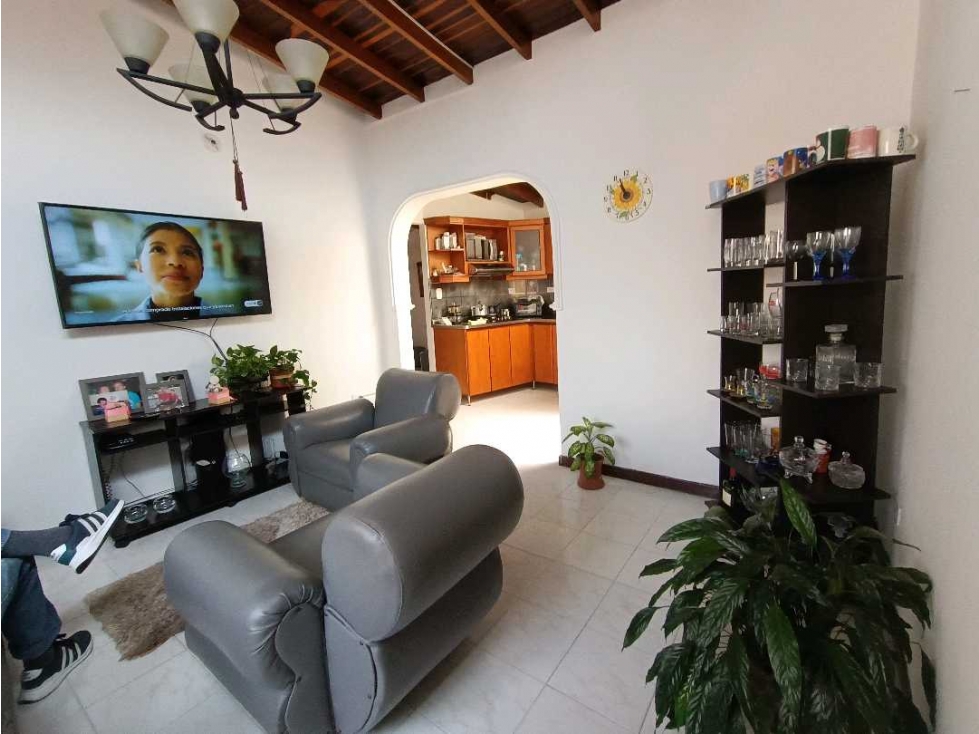 VENDO CONFORTABLE CASA EN LA AMERICA TERCER PISO PH