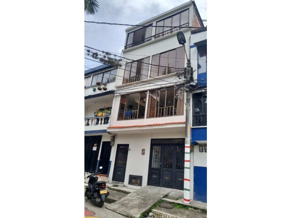 Vendo edificio de 4 Apartamentos en Samaria Pereira
