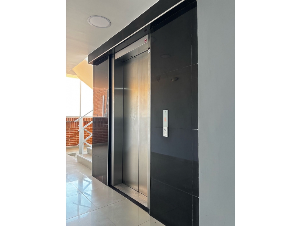 arriendo con AA en edificio Titanium apto 101m2