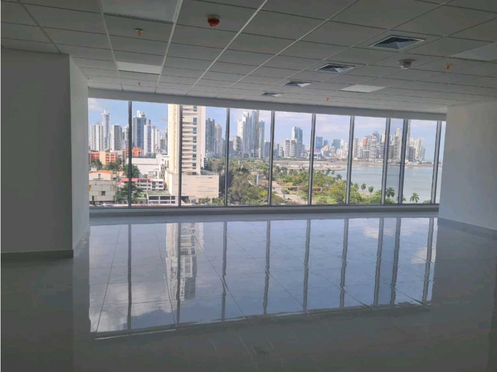 VENDO ESPECTACULAR OFICINA EN BALBOA OFFICE CENTER VISTA A LA BAHIA.