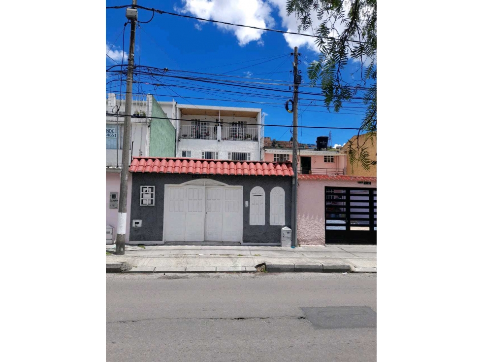 VENDO EXCELENTE CASA CON POSIBILIDAD DE AMLIACION BUENA ILUMINACION