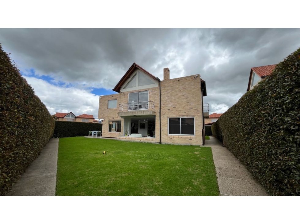 Vendo exclusiva casa amplia excelente ubicación. Lote independiente.