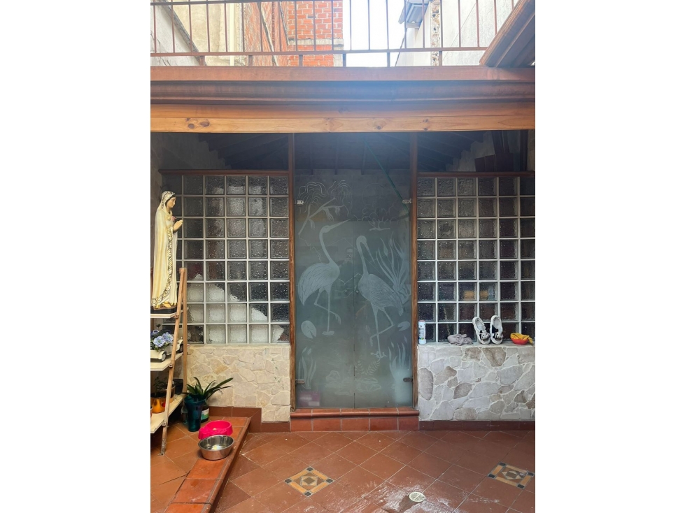 Vendo extraordinaria casa en Medellín barrio laureles No es Unifamilia