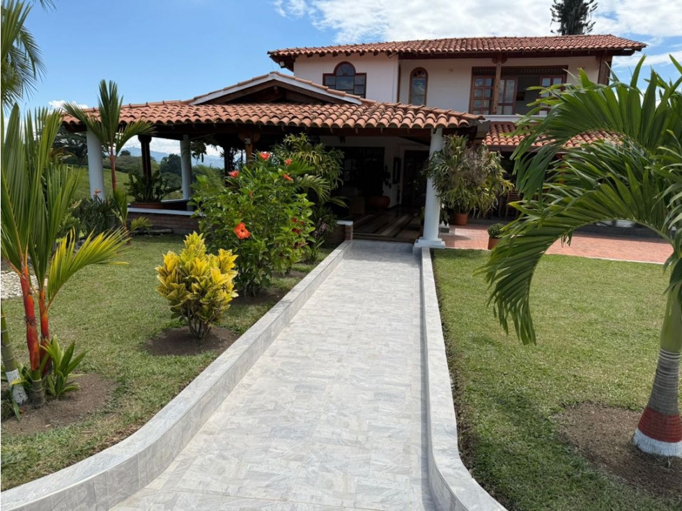 PROPIEDAD CAMPESTRE CON TRES CASAS Y TERRENO PARA CULTIVOS O GANADO - 1
