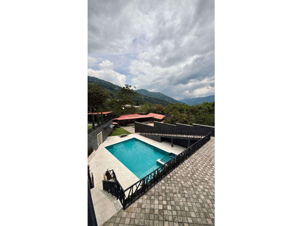 VENTA DE FINCA LUJOSA EN COPACABANA 3960 M2
