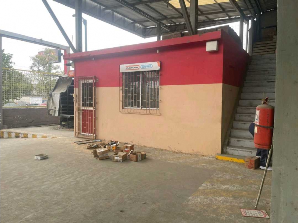 Vendo galpón con bodegas y oficina - 2