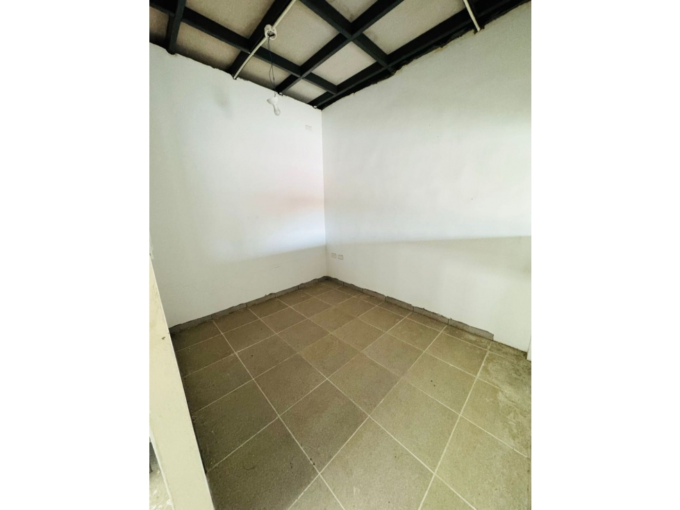 Amplio Galpón de 2 Pisos en Venta: Ubicación Céntrica en La Libertad - 5