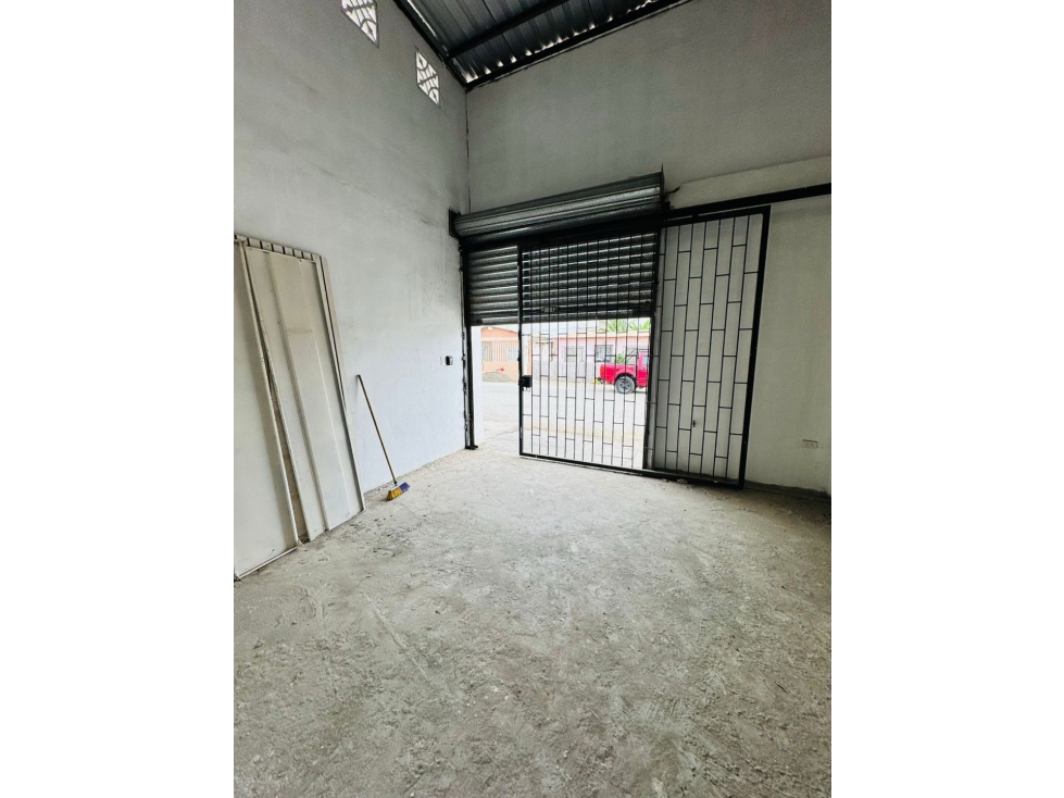 Amplio Galpón de 2 Pisos en Venta: Ubicación Céntrica en La Libertad - 6