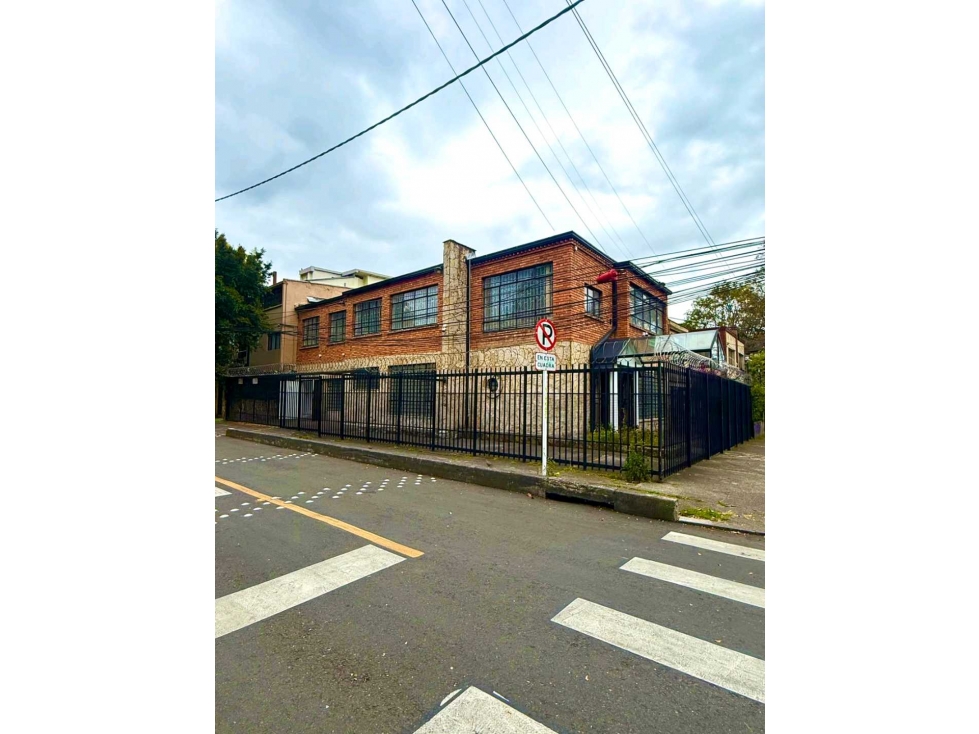 VENDO HEEMOSA CASA ESQUINERA EN TEUSAQUILLO DE PATRIMONIO URBANISTICO — foto 2
