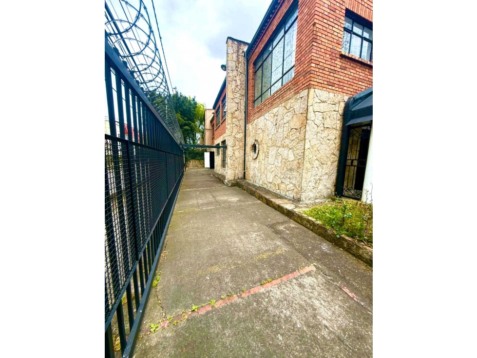 VENDO HEEMOSA CASA ESQUINERA EN TEUSAQUILLO DE PATRIMONIO URBANISTICO — foto 4
