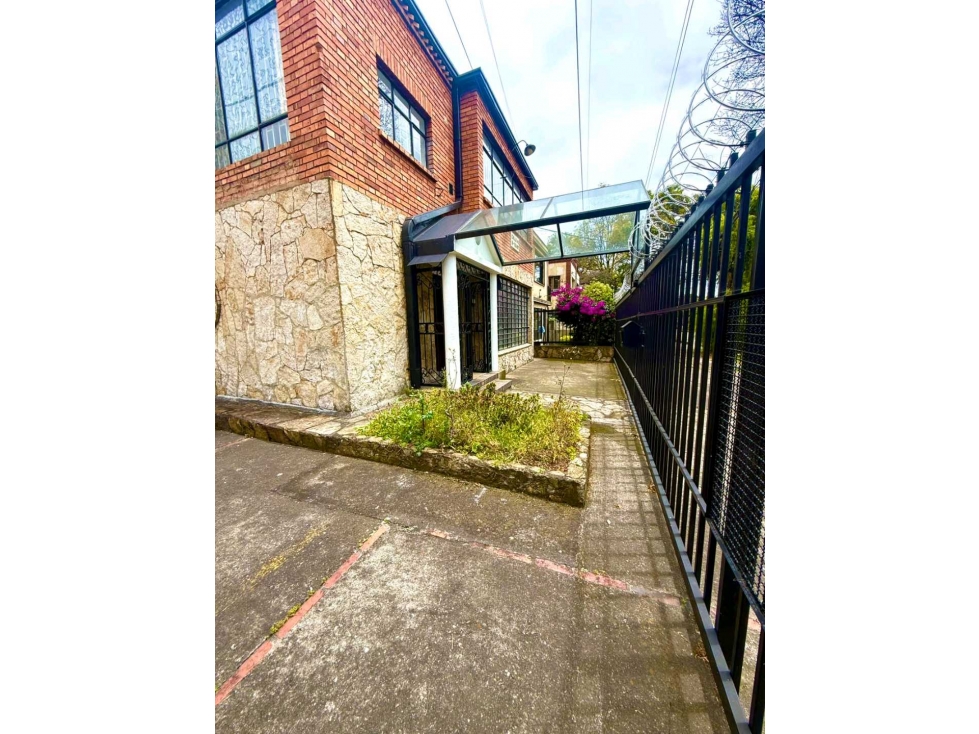 VENDO HEEMOSA CASA ESQUINERA EN TEUSAQUILLO DE PATRIMONIO URBANISTICO — foto 5