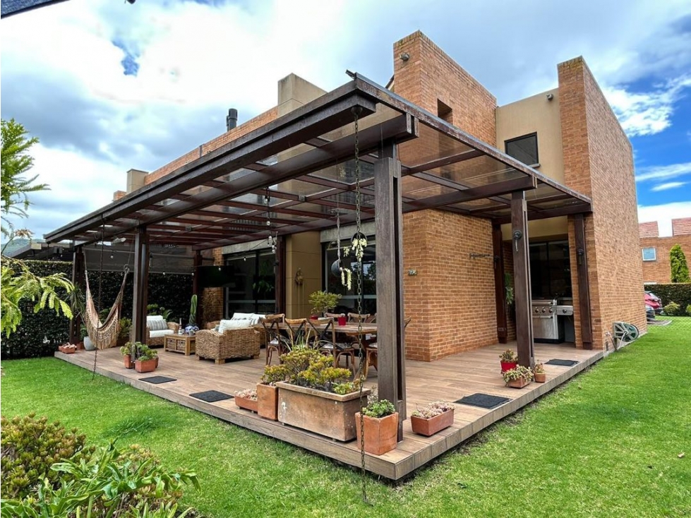 VENDO HERMOSA CASA