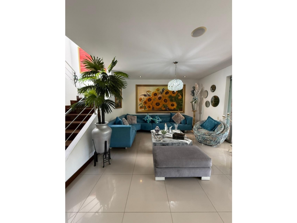 VENDO HERMOSA CASA CAMPESTRE EN ENVIGADO. LOMA BENEDICTINOS