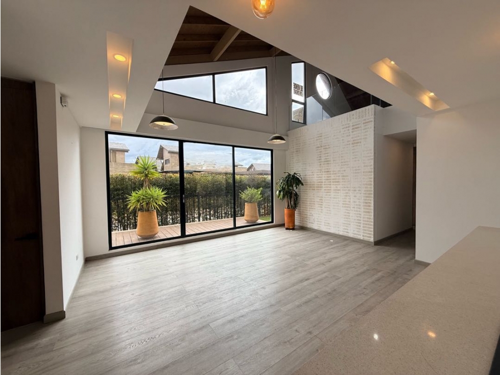VENDO HERMOSA CASA CON ALTILLO