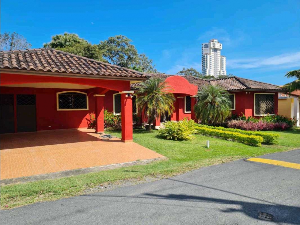 VENDO HERMOSA CASA CON PISCINA EN CLUB DE GOLF CORONADO NEGOCIABLE
