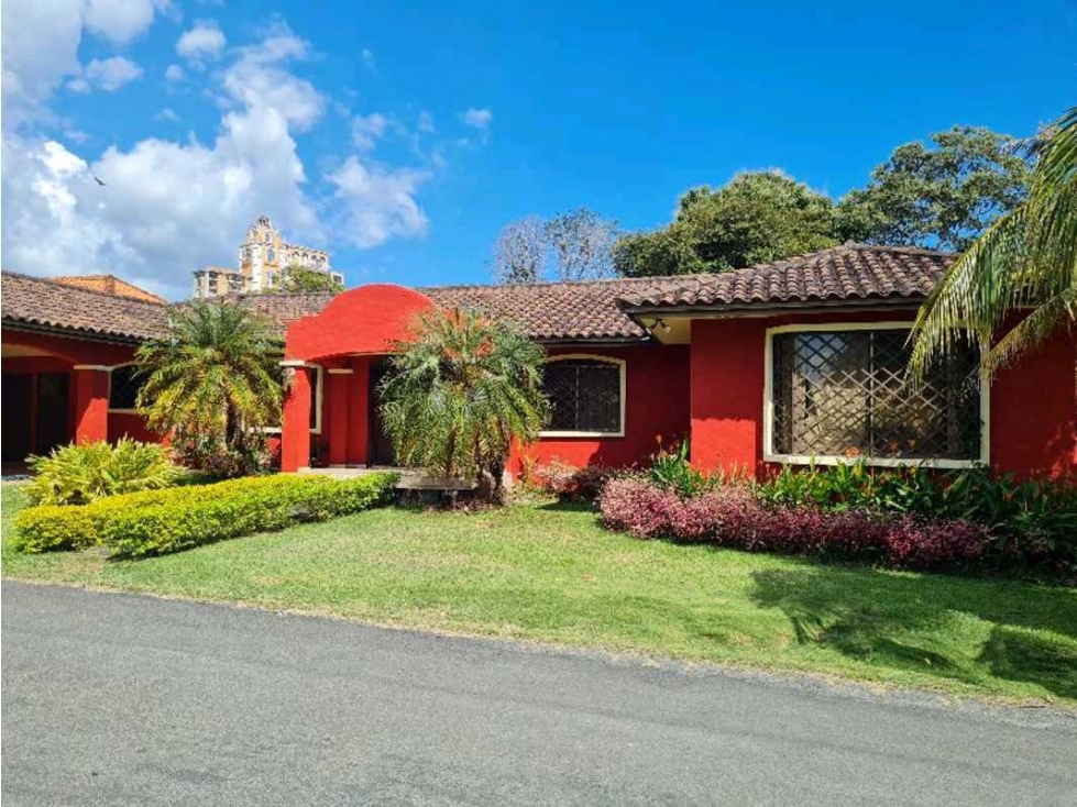 VENDO HERMOSA CASA CON PISCINA EN CLUB DE GOLF CORONADO NEGOCIABLE — foto 3