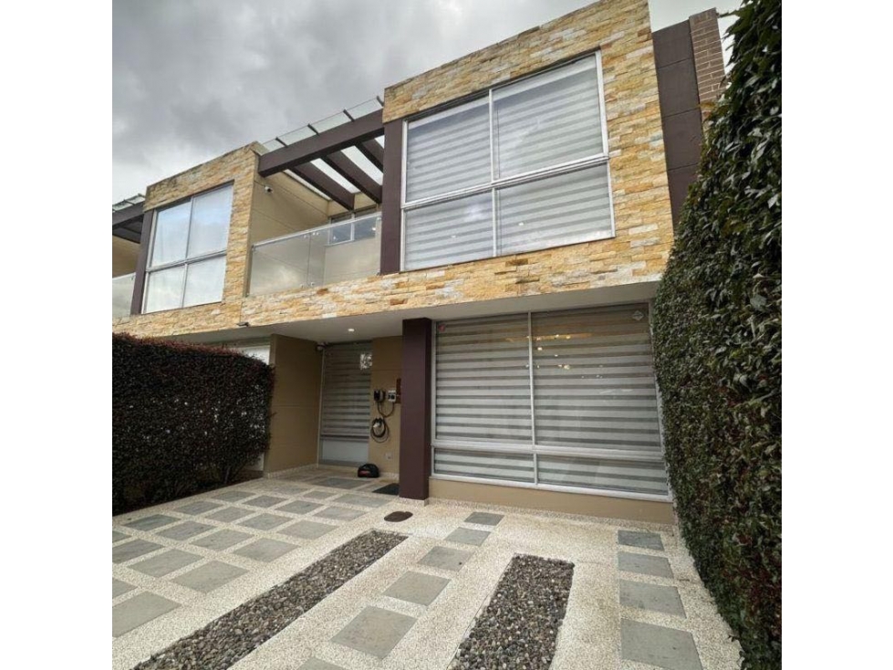 VENDO HERMOSA CASA CONJUNTO CON CLUB HOUSE CHIA
