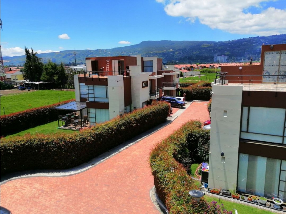 Vendo hermosa casa de tres niveles en Cajica.