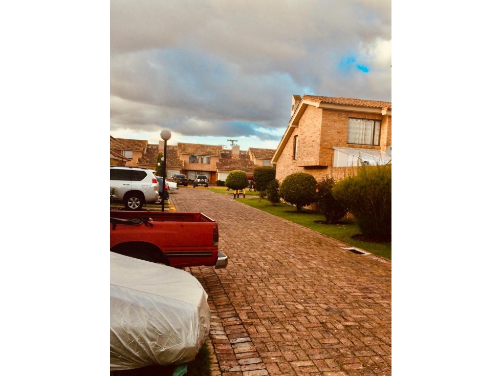 VENDO HERMOSA CASA EN CHIA