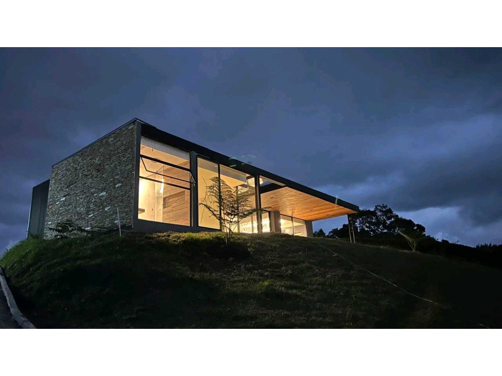 HERMOSA CASA FINCA PARA ESTRENAR EN EL ORIENTE CON LA MEJOR VISTA