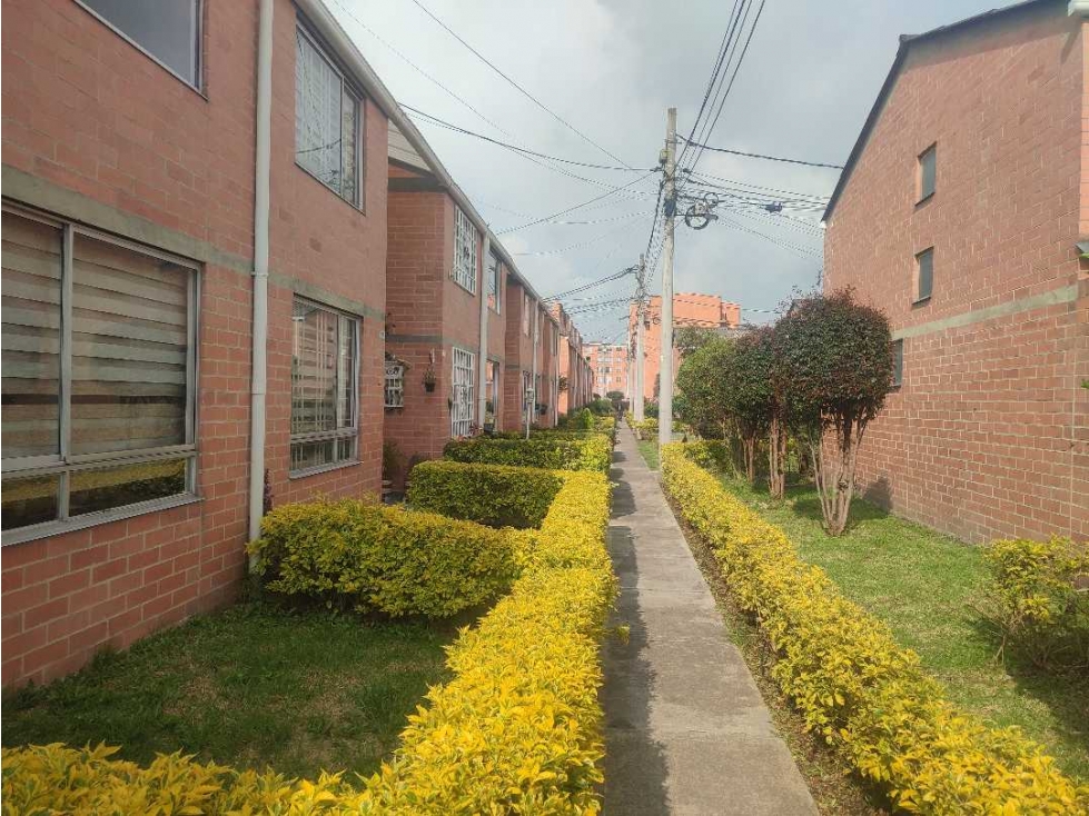 VENDO HERMOSA CASA LA FINCA MADRID — foto 3