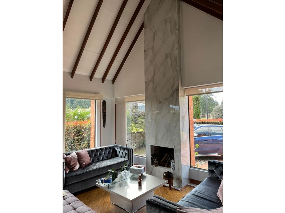 VENDO HERMOSA CASA REMODELADA