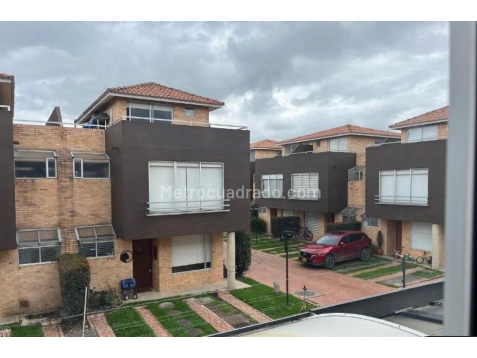 VENDO HERMOSA CASA REMODELADA NEGOCIABLE