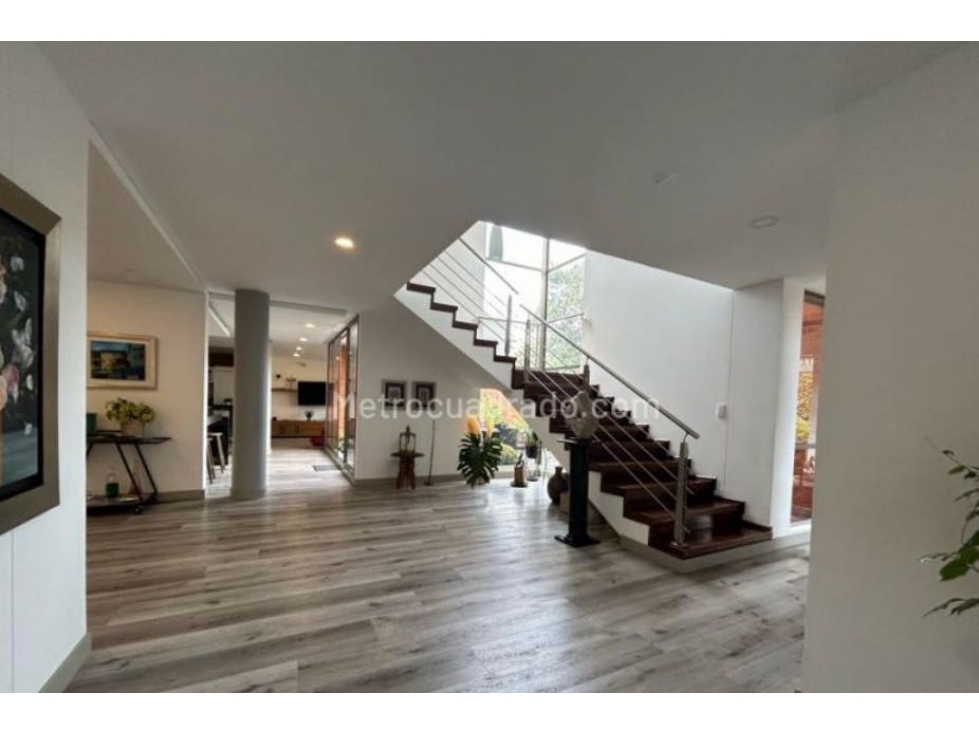 VENDO HERMOSA CASA REMODELADA