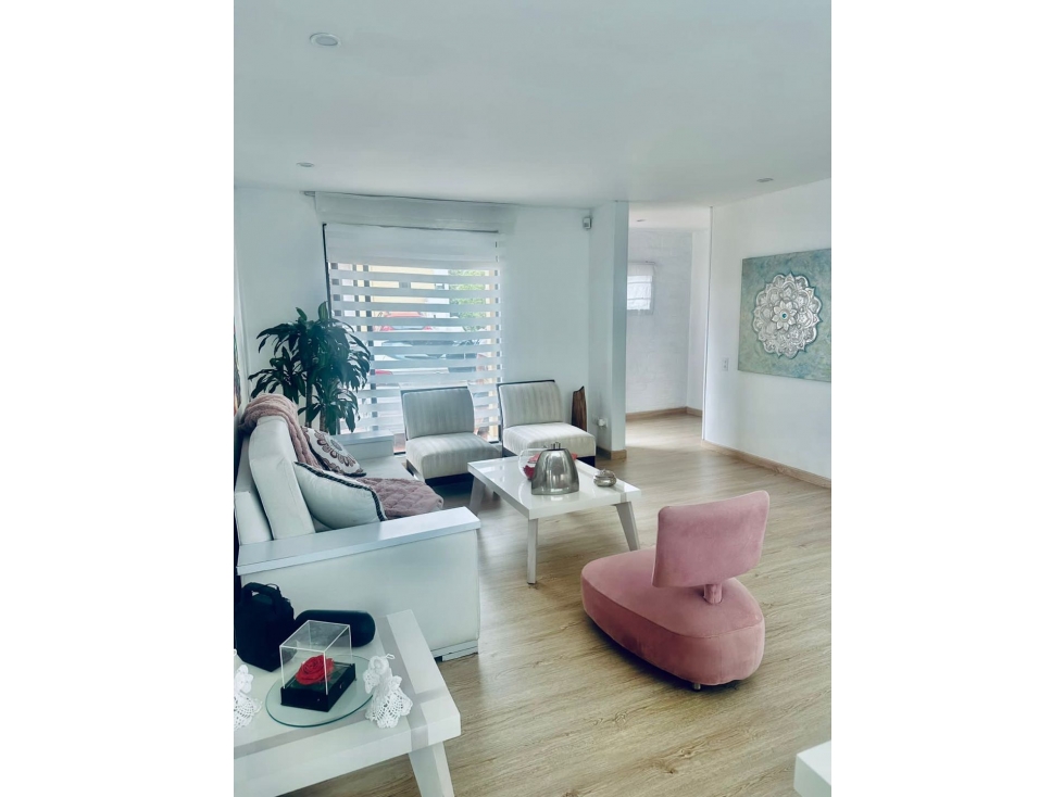 VENDO HERMOSA CASA REMODELADA