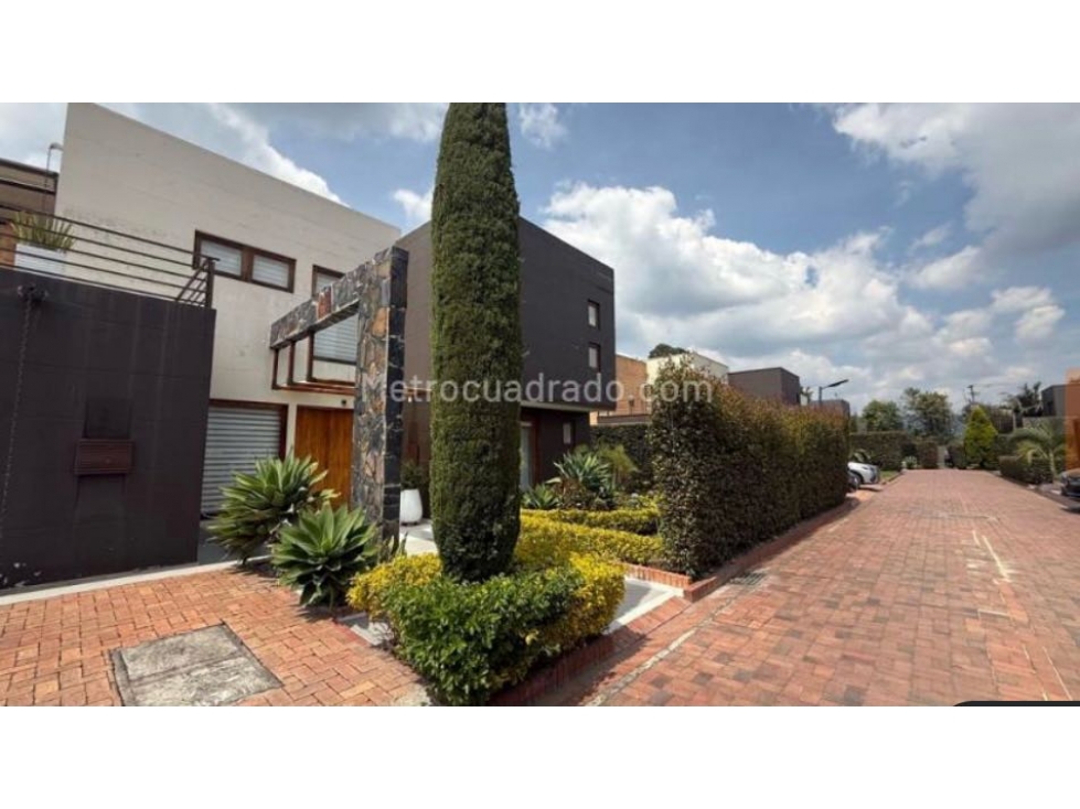 VENDO HERMOSA CASA REMODELADA EN CANELON