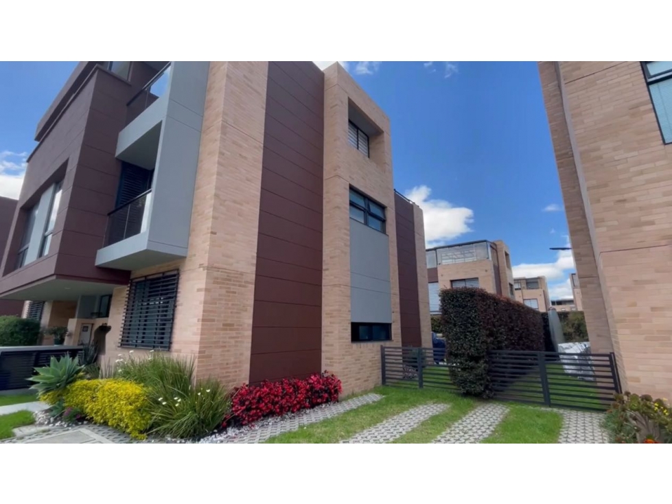 VENDO HERMOSA CASA TRES NIVELES