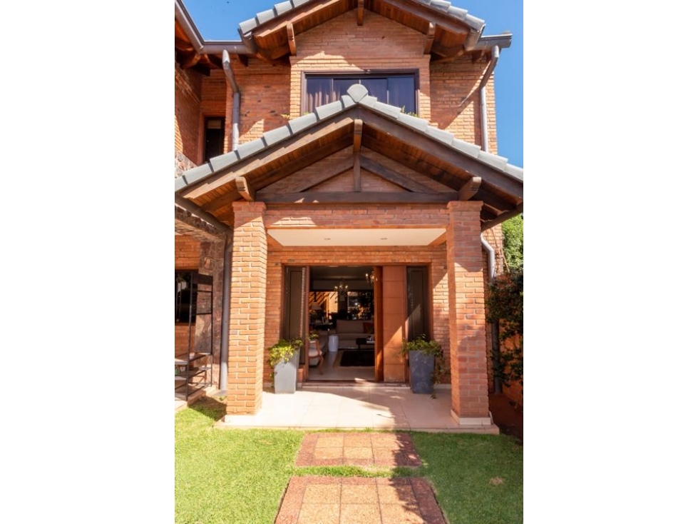 VENDO HERMOSA RESIDENCIA EN LA MEJOR ZONA DE MBURUCUYA — foto 3