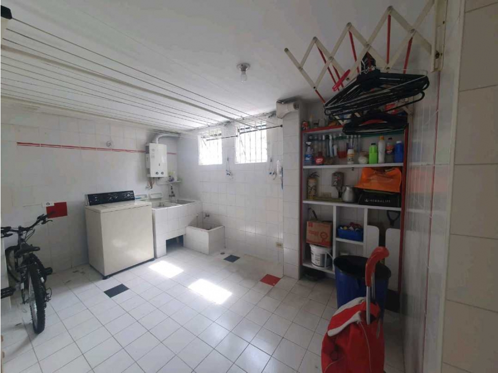 VENDO HERMOSA Y AMPLIA CASA EN EL BARRIO EL CONTADOR — foto 4