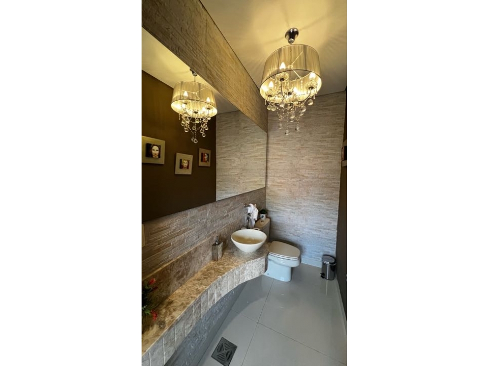 VENDO HERMOSA Y LUJOSA RESIDENCIA EN BARRIO MCAL ESTIGARRIBIA - 2