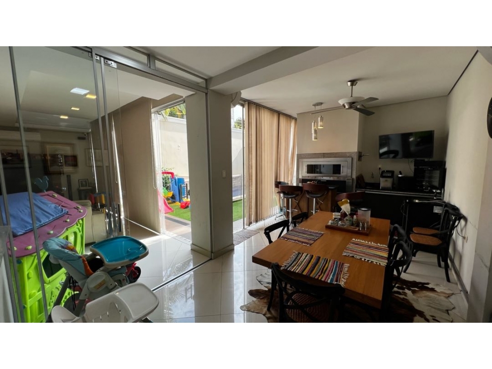 VENDO HERMOSA Y LUJOSA RESIDENCIA EN BARRIO MCAL ESTIGARRIBIA - 5