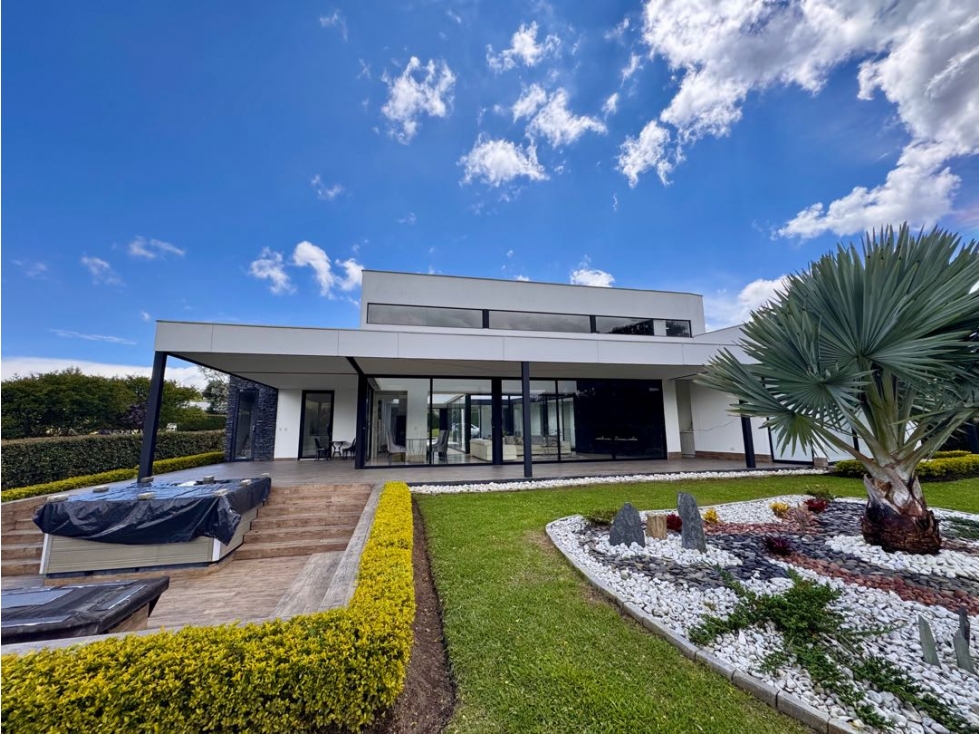 Vendo hermosa y moderna casa campestre en vía San Antonio La Ceja.
