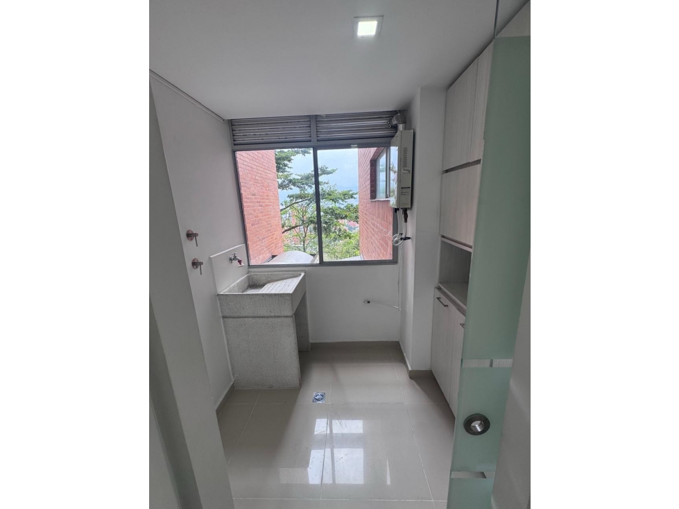 VENDO HERMOSO APTO EN ENVIGADO. LOMA LAS BRUJAS. — foto 2