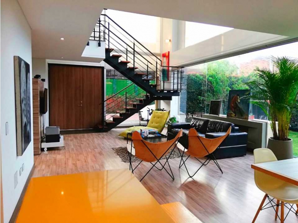 VENDO ILUMINADA CASA EN CONJUNTO CERRADO EN CAJICA (IC)