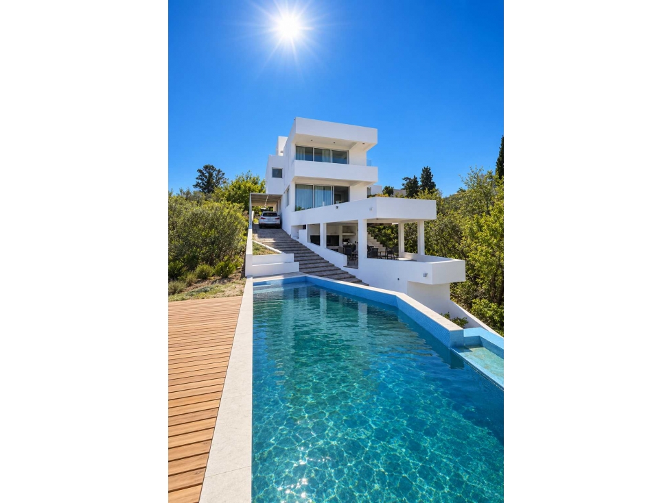 Villa del Lago: casa frente al lago con pileta y bajada de lancha