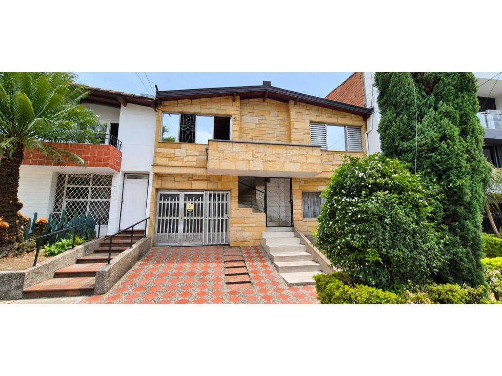 VENDO LAURELES SURAMERICANA 2 CASAS BIFAMILIARES 8 ALCOBAS 7 BAÑOS