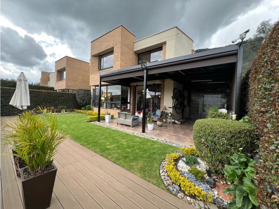 Vendo linda casa con excelente vista club house