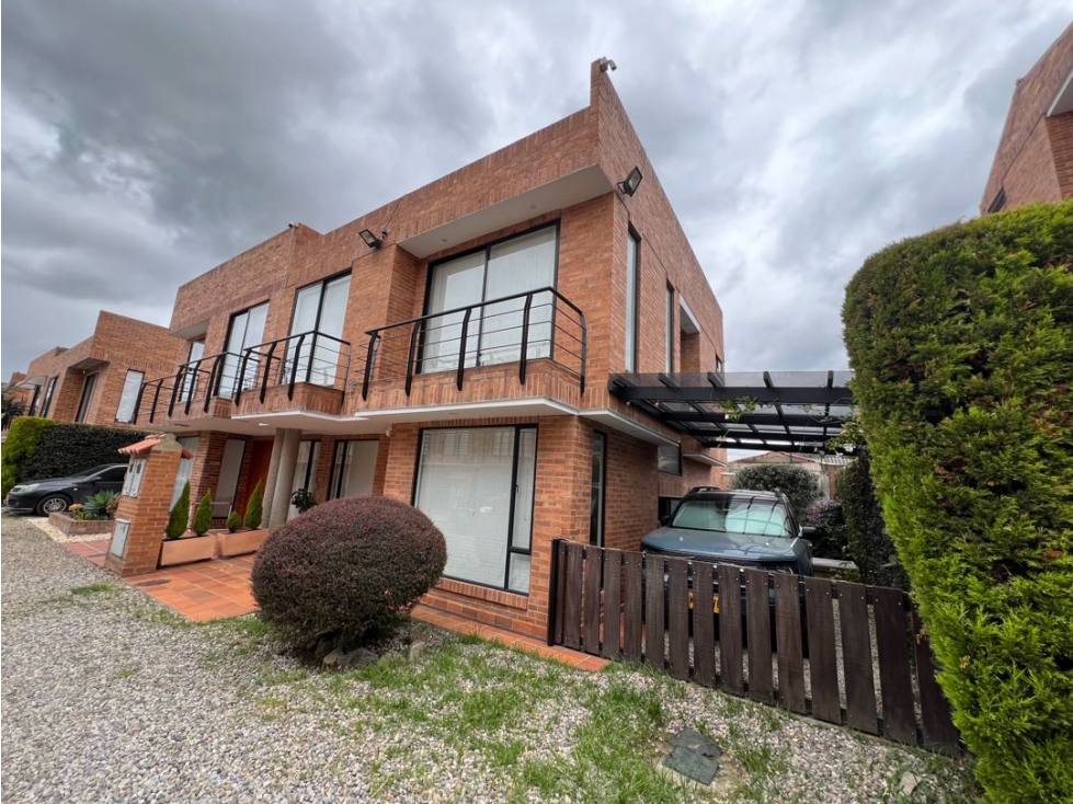 Vendo linda casa con zona verde privada.