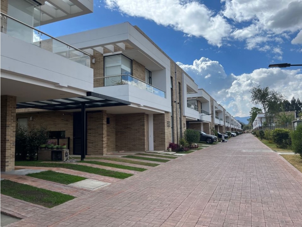 vendo linda casa de dos niveles con excelente ubicación y zona verde