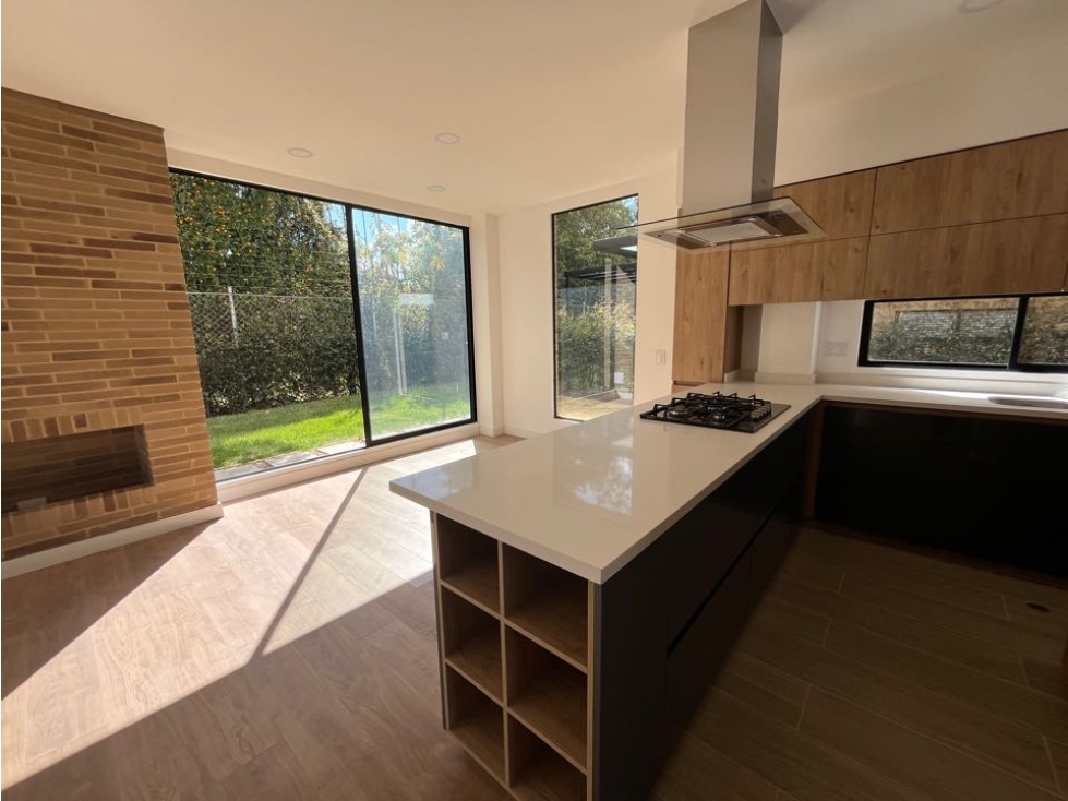 vendo linda casa de dos niveles con excelente ubicación y zona verde — foto 4