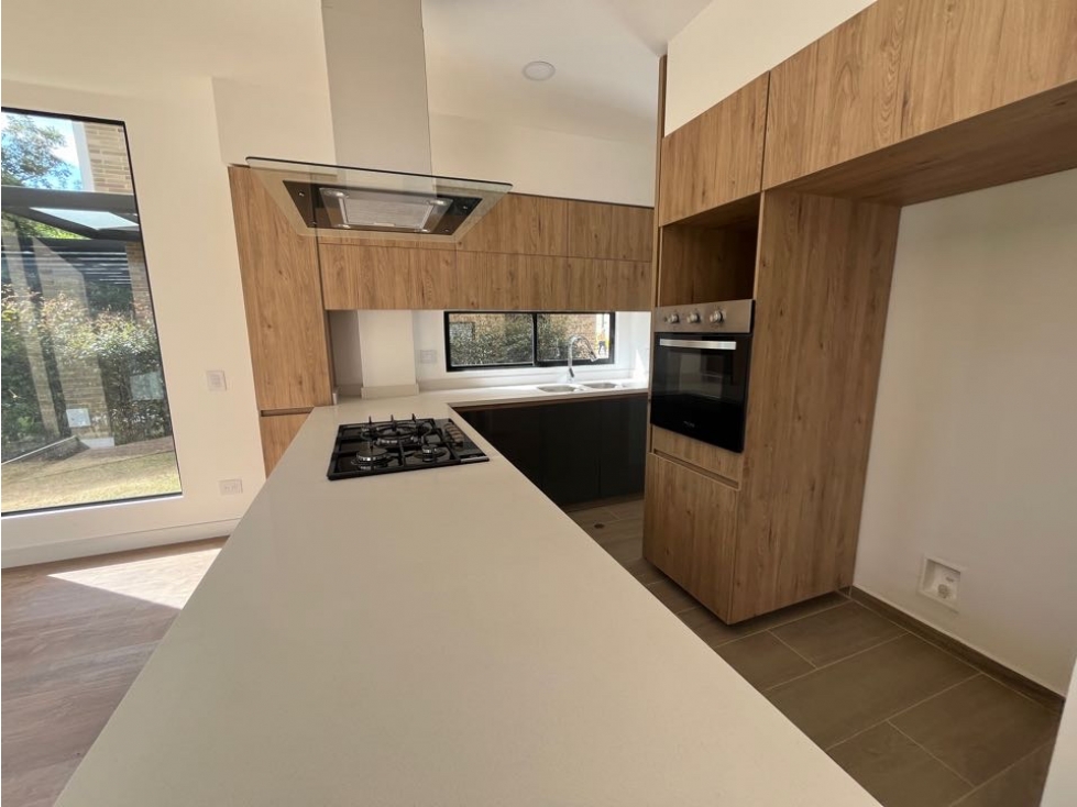 vendo linda casa de dos niveles con excelente ubicación y zona verde — foto 5