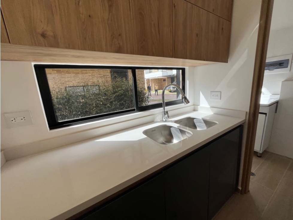 vendo linda casa de dos niveles con excelente ubicación y zona verde — foto 6