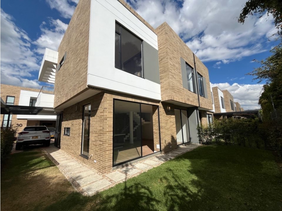 vendo linda casa de dos niveles con excelente ubicación y zona verde — foto 2