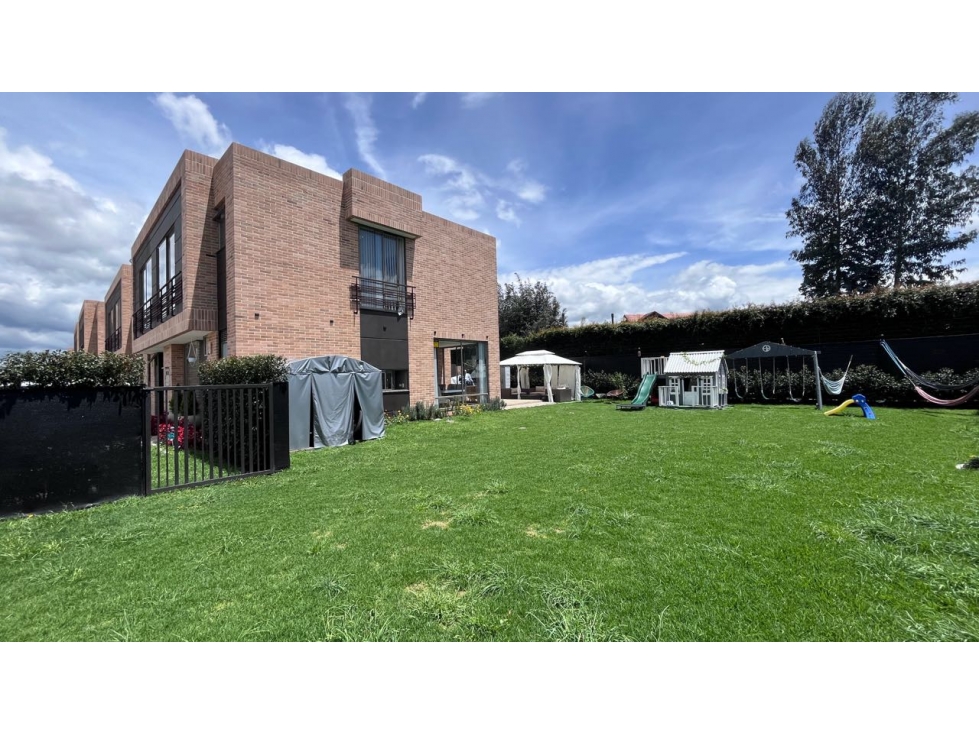 Vendo linda casa esquinera en milla de oro.