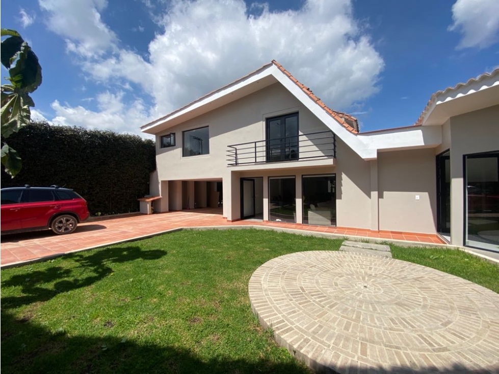 Vendo linda casa campestre con alcobas en primer piso. Zonas verdes